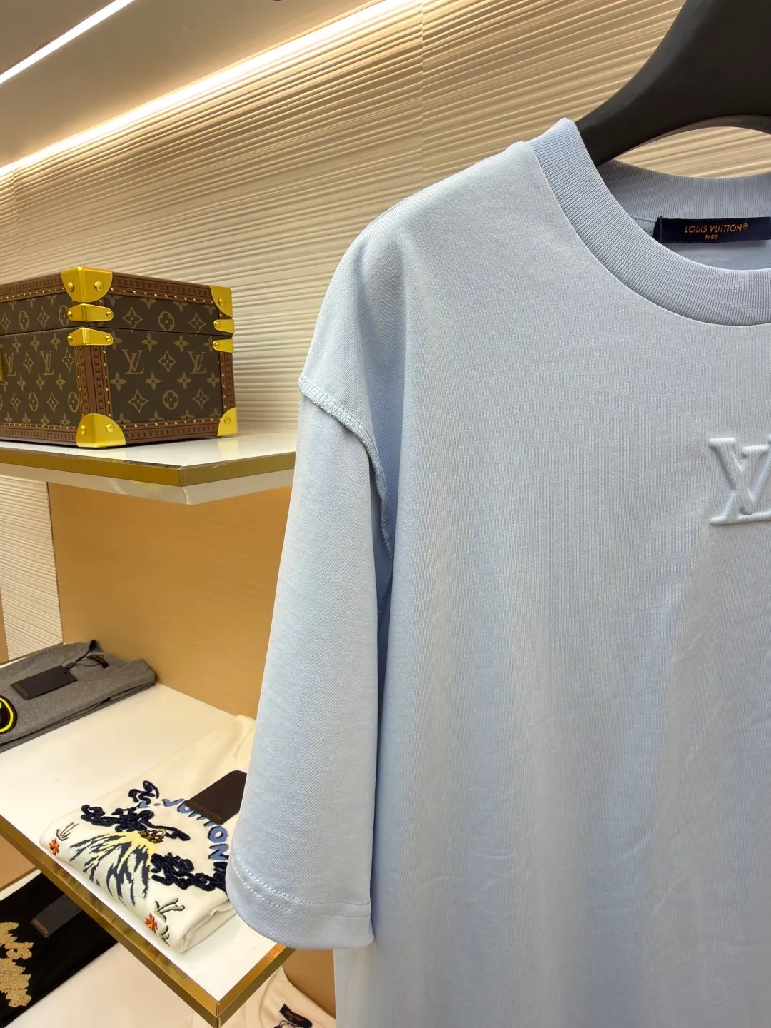 LOUISVUITTON embossed small label T-shirt ●Authentic product: purchased and developed by 6311 ●Item number: 1682338-A00 ●Fabric: pure cotton fabric ●Technology: embossed production ●Version: fitted version ●Weight: about 315 grams ●Size: XS-S-M-L ●Description: Fabric is 40S/2 Double-strand smooth cotton plain weave, dust-free wool processing; matching 40s single-strand combed cotton, 280g cylindrical machine rib. The front panel is stamped and filled. After low-temperature stamping with a steel stamp, the inside is filled with foam cotton. The bottom surface is directly sealed with low-temperature hot melt glue at 80 degrees Celsius. The integrated machine operation makes the relief pattern three-dimensional and full and stylish. High-quality products require natural and beautiful products. The overall wiring is straight and delicate, the fabric is comfortable and soft, and the color is consistent without color difference. It can be matched with the same style to create a fashionable look and control various occasions. Customized accessories, complete with three standards, same style for men and women!